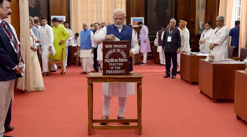 Thủ tướng Ấn Độ Narendra Modi tham gia cuộc bỏ phiếu bầu Tổng thống lần thứ 15. (Ảnh: indianexpress.com)