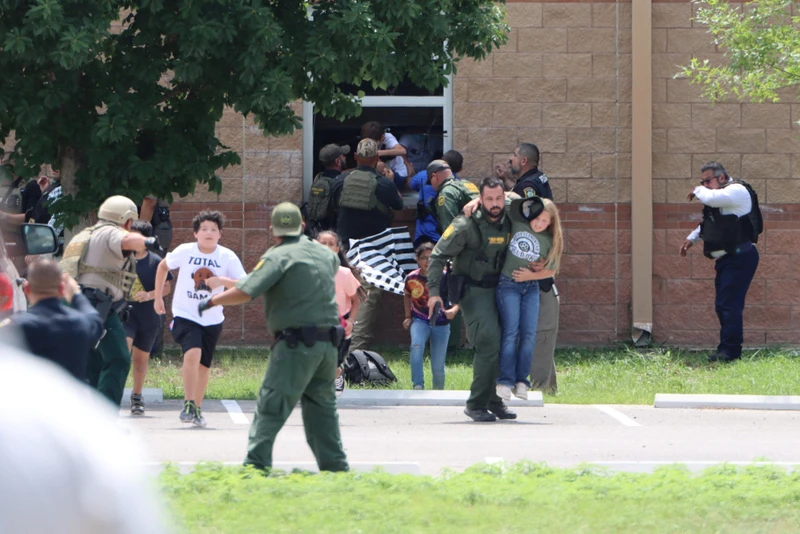 Sơ tán trẻ em khỏi hiện trường vụ xả súng tại trường tiểu học Robb của thị trấn Uvalde, bang Texas (Mỹ), ngày 24/5/2022. (Ảnh: Uvalde Leader-News/Reuters)