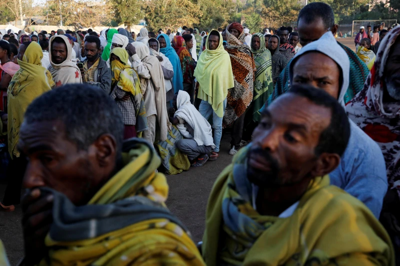 Xếp hàng nhận lương thực ở thị trấn Shire, vùng Tigray, Ethiopia. (Ảnh: Reuters)