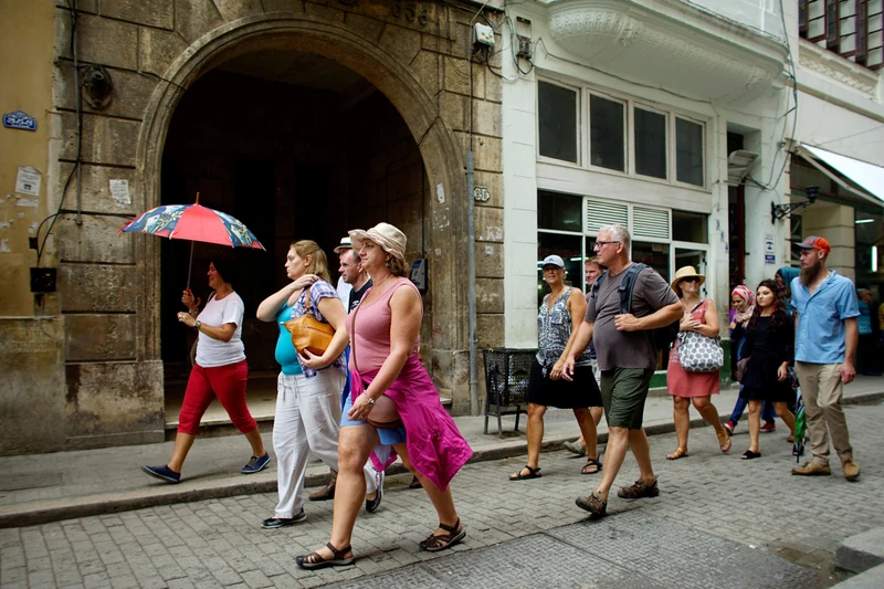 Khách du lịch trên đường phố thủ đô La Habana, Cuba. (Ảnh minh họa: Reuters)