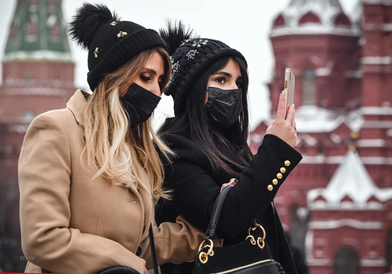 Người dân đeo khẩu trang phòng dịch Covid-19 tại Moskva, Nga. (Ảnh: AFP/TTXVN)