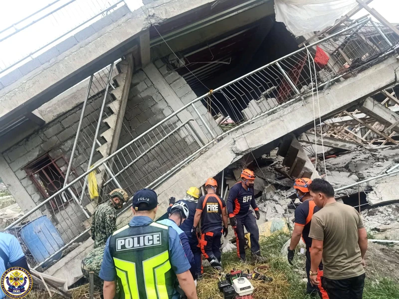Lực lượng cứu hộ khẩn cấp tiến hành các hoạt động cứu hộ bên ngoài 1 tòa nhà bị sập trong trận động đất ở La Trinidad, Benguet, Philippines, ngày 27/7/2022. (Ảnh: Reuters)