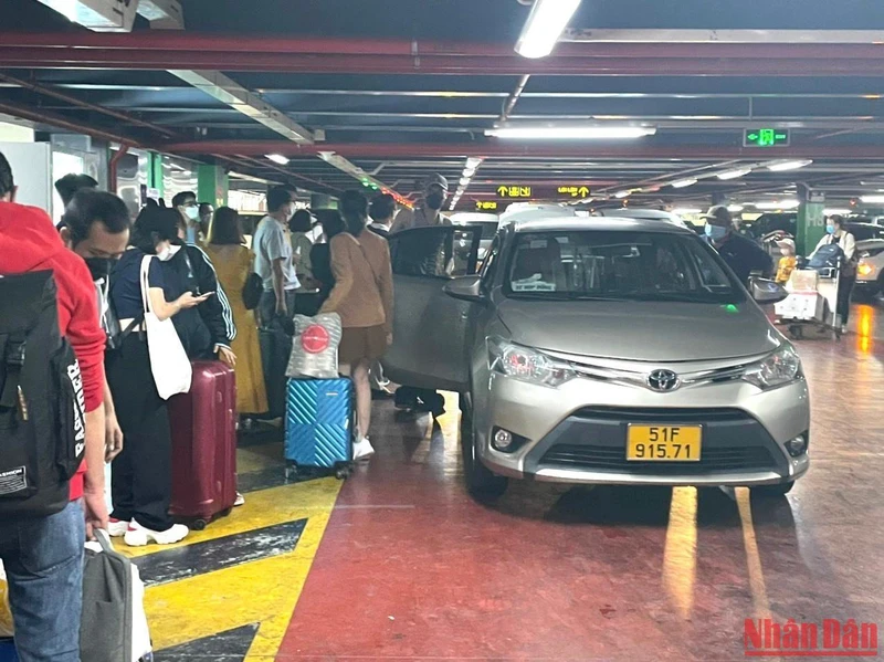 Hành khách ở Sân bay Tân Sơn Nhất thường xuyên bị ép giá cước, chờ đợi đón xe ta-xi, xe công nghệ vào dịp cao điểm đi lại, dịp lễ, Tết.