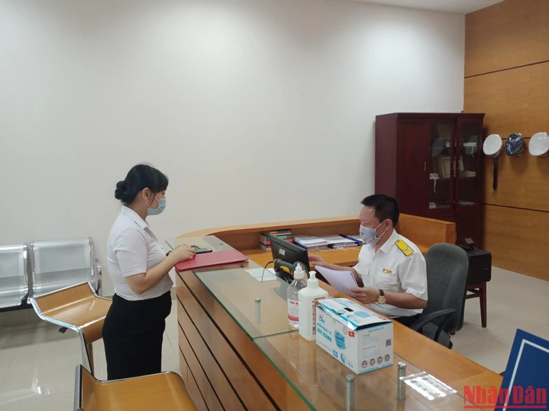 Cán bộ Cục thuế Phú Thọ hướng dẫn người dân kê khai nộp thuế.