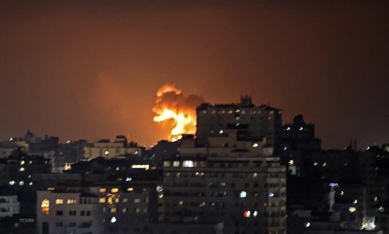 Khói lửa chói lòa sau vụ không kích của Israel xuống Dải Gaza ngày 10/5/2021. (Ảnh: AFP/TTXVN)