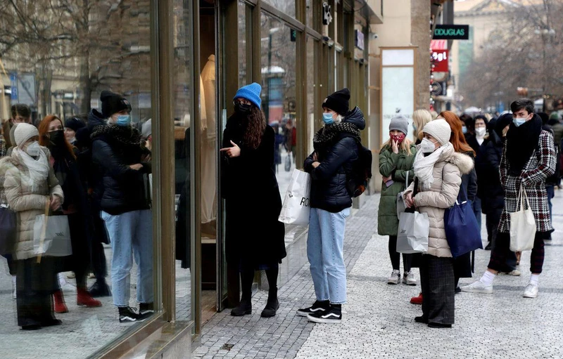 Khách hàng xếp hàng trước 1 cửa hàng được mở cửa trở lại trong đợt bùng phát đại dịch Covid-19 ở Prague, Cộng hòa Séc, ngày 3/12/2020. (Ảnh: Reuters)