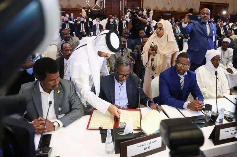 Đại diện các phe đối địch của Cộng hòa Chad ký thỏa thuận hòa bình để hướng tới đối thoại hòa giải dân tộc, khách sạn Sheraton, Doha, Qatar, ngày 8/8/2022. (Ảnh: Reuters)