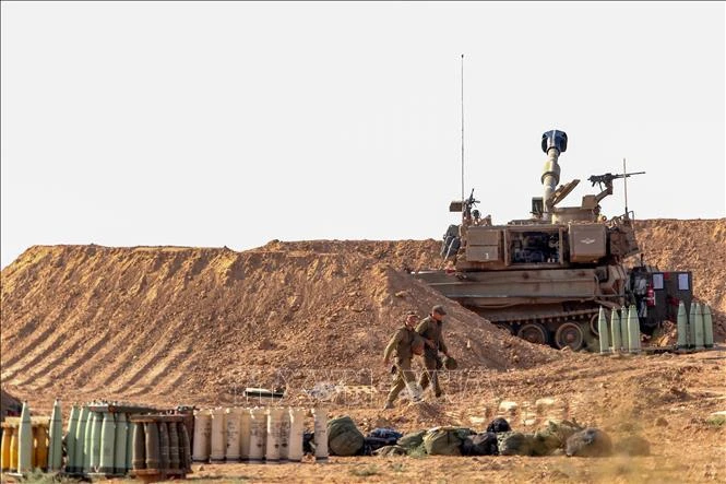 Binh sĩ thuộc quân đoàn pháo binh Israel cùng các trang thiết bị quân sự tại khu vực biên giới với Dải Gaza, ngày 7/8/2022. (Ảnh: THX/TTXVN)