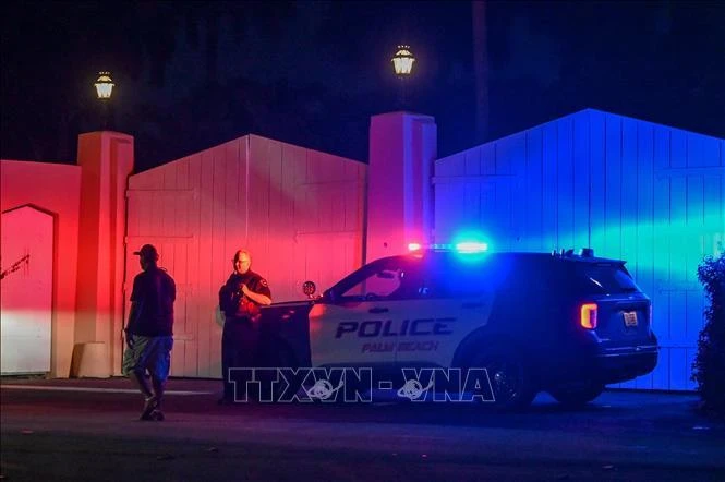 Xe cảnh sát đỗ bên ngoài dinh thự của cựu Tổng thống Mỹ Donald Trump ở Mar-a-Lago, Palm Beach, bang Florida, ngày 8/8/2022. (Ảnh: AFP/TTXVN)