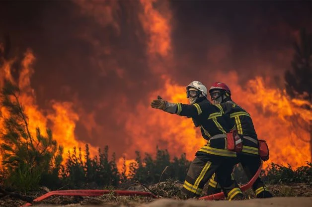 Lính cứu hỏa nỗ lực dập tắt đám cháy rừng ở thị trấn Landiras, Pháp. (Ảnh: EPA)