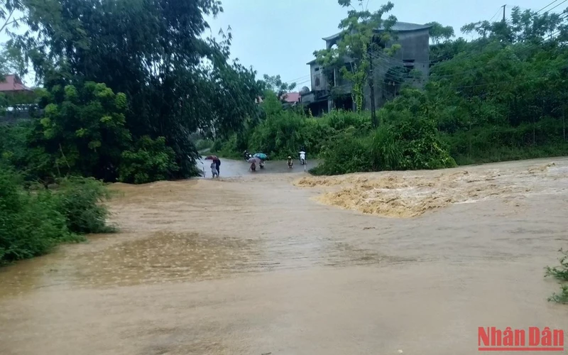 Mưa lớn kéo dài khiến mực nước các sông, suối dâng cao gây ngập úng nhiều tuyến đường tại Phú Thọ.