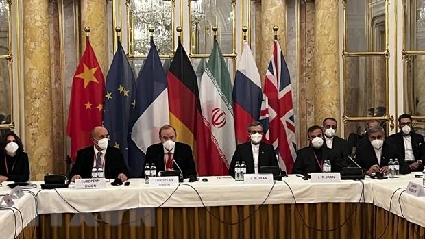 Đại diện phái đoàn Iran (phải) và đại diện Liên minh châu Âu (trái) tại phiên đàm phán nhằm khôi phục thỏa thuận hạt nhân được ký kết năm 2015, ở Vienna (Áo), ngày 3/12/2021. (Ảnh: AFP/TTXVN)