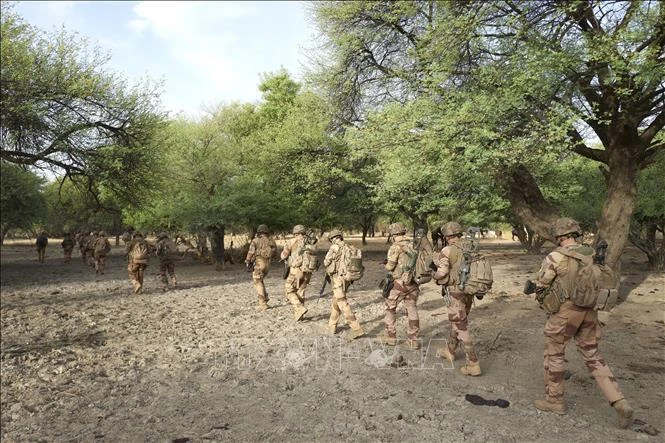 Các binh sĩ Pháp thuộc lực lượng Barkhane tuần tra tại khu vực Tofa Gala, miền bắc Burkina Faso. (Ảnh tư liệu: AFP/TTXVN)
