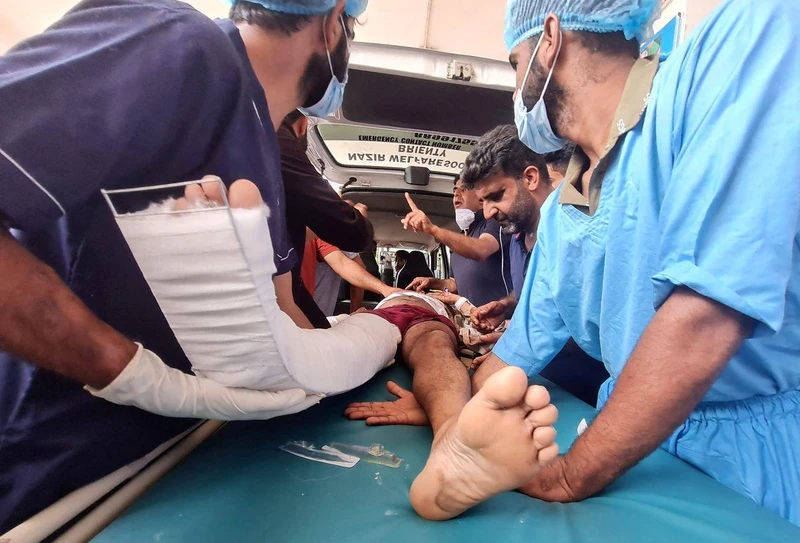 Một người bị thương được đưa đi cấp cứu sau vụ tai nạn, ngày 16/8/2022. (Ảnh: Reuters)
