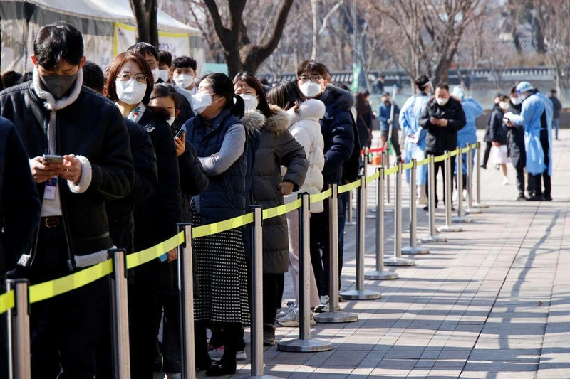 Người dân xếp hàng chờ xét nghiệm Covid-19 tại 1 điểm xét nghiệm tạm thời ở Seoul, Hàn Quốc, ngày 10/2/2022. (Ảnh: Reuters)