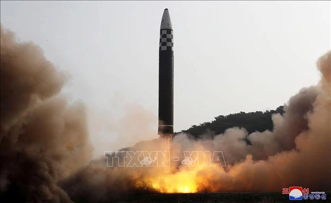 Vụ phóng tên lửa đạn đạo liên lục địa tại địa điểm không xác định ở Triều Tiên ngày 24/3/2022. (Ảnh tư liệu: AFP/TTXVN)