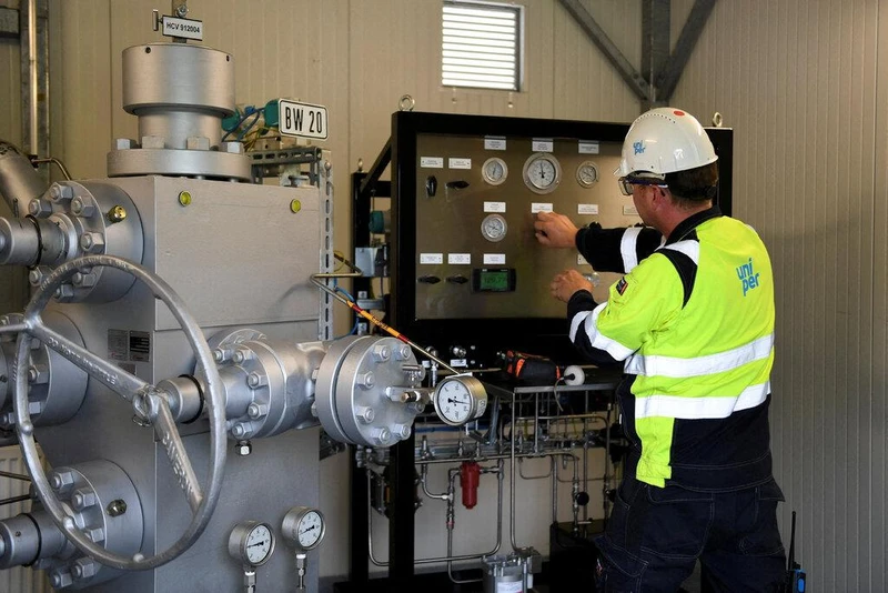 Công nhân vận hành máy móc tại 1 cơ sở lưu trữ khí đốt của Uniper ở Bavaria, Đức. (Ảnh: Reuters)