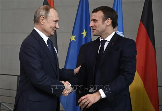 Tổng thống Pháp Emmanuel Macron (phải) và Tổng thống Nga Vladimir Putin trong cuộc gặp tại Berlin, Đức, ngày 19/1/2020. (Ảnh tư liệu: AFP/TTXVN) 