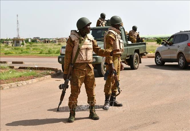 Binh sĩ Burkina Faso tuần tra tại thủ đô Ouagadougou. (Ảnh: AFP/TTXVN)