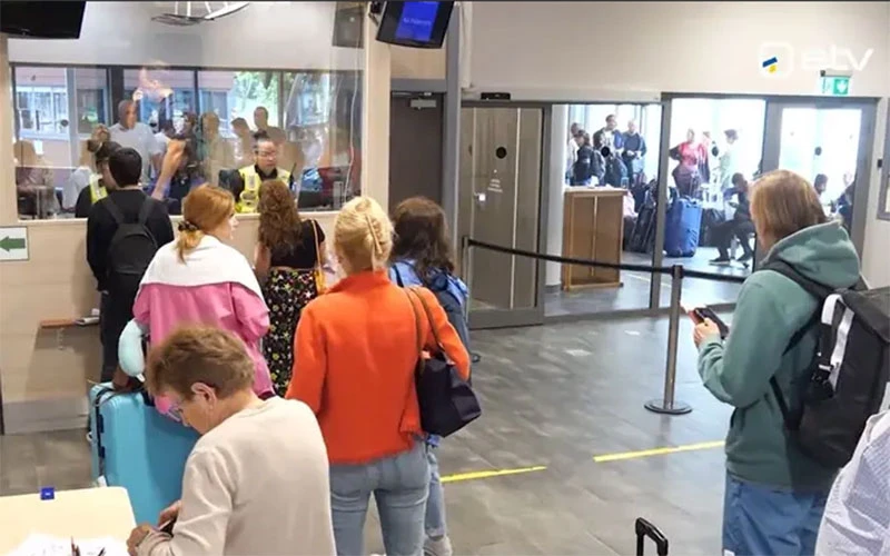 Người dân xếp hàng tại trạm kiểm soát biên giới Narva, Estonia. (Ảnh: ERR News)