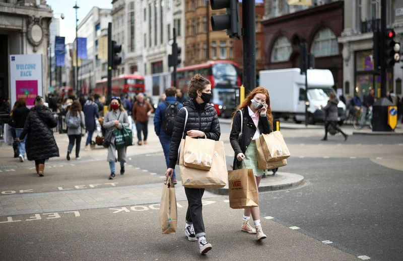 Người dân Anh đi mua sắm trên phố Oxford, London, Anh. (Ảnh: Reuters)