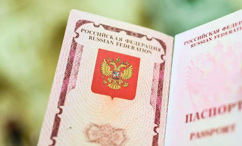Một cuốn hộ chiếu Nga. (Ảnh minh họa: NurPhoto/Rex/Shutterstock)
