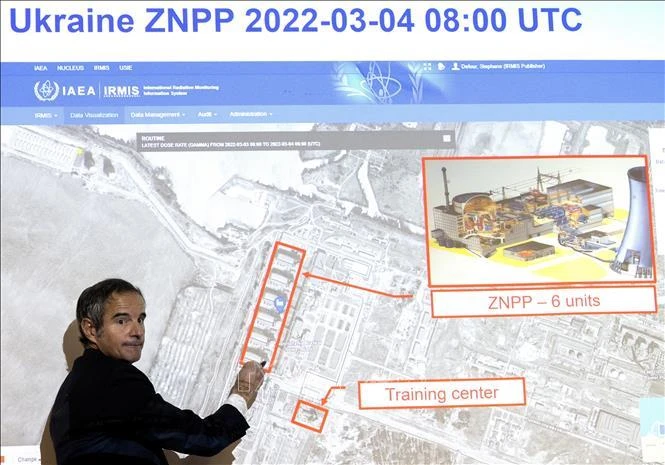 Tổng Giám đốc Cơ quan Năng lượng nguyên tử quốc tế (IAEA) Rafael Grossi bên tấm bản đồ nhà máy điện Zaporizhzhia tại cuộc họp báo ở Vienna, Áo. (Ảnh: AFP/TTXVN)
