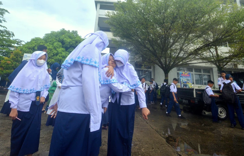 Các học sinh tập trung tại 1 khu vực trống sau trận động đất ở Padang, tỉnh Tây Sumatra, Indonesia, ngày 29/8/2022. (Ảnh: Antara Foto/Reuters)