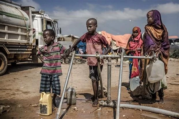 Trẻ em chờ lấy nước tại vòi nước công cộng ở Beledweyne, Somalia. (Ảnh: AFP/TTXVN)