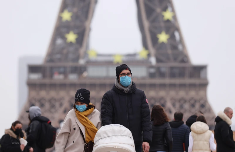 Người dân đeo khẩu trang phòng Covid-19 khi đi trên đường phố Paris, Pháp, ngày 29/12/2021. (Ảnh: THX/TTXVN)