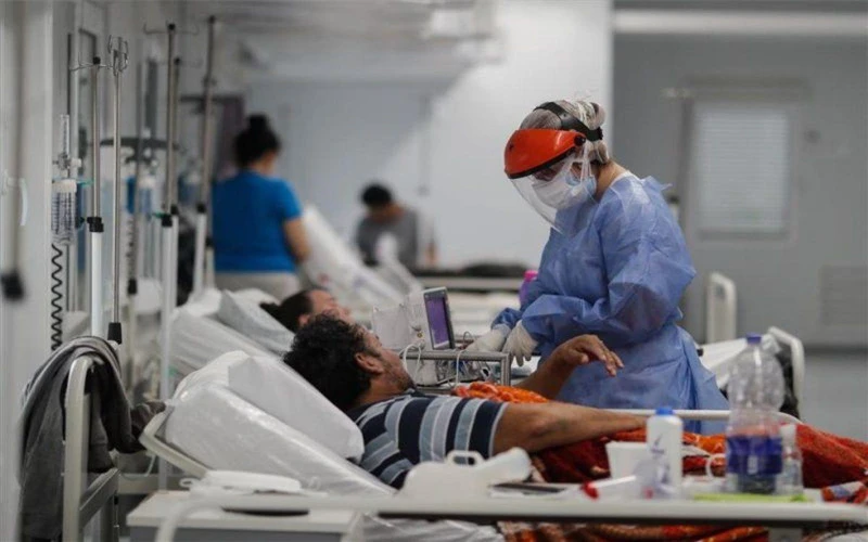 Chăm sóc các bệnh nhân Covid-19 nhập viện ở Argentina. (Ảnh minh họa: EFE)