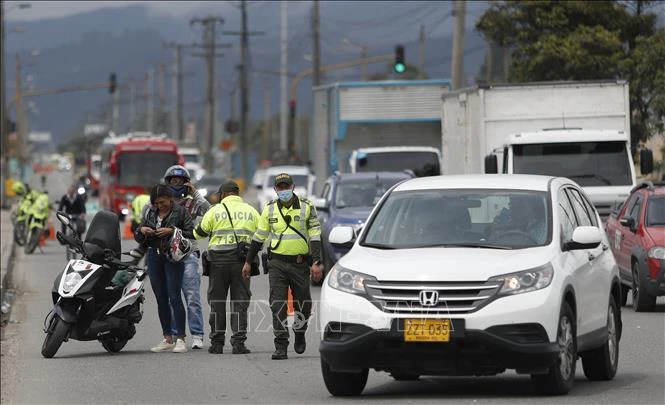 Cảnh sát kiểm tra các phương tiện sau vụ tấn công vào đồn cảnh sát ở Bogota, Colombia, ngày 28/3/2022. (Ảnh tư liệu: AFP/TTXVN)