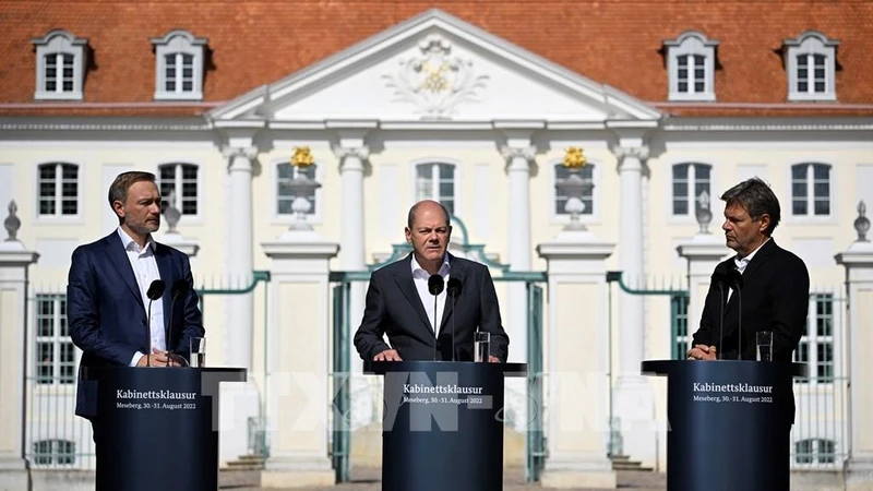 Thủ tướng Đức Olaf Scholz (giữa), Phó Thủ tướng kiêm Bộ trưởng Kinh tế Robert Habeck (phải) và Bộ trưởng Tài chính Christian Lindner tại cuộc họp báo ở Meseberg, ngày 31/8/2022. (Ảnh: AFP/ TTXVN) 