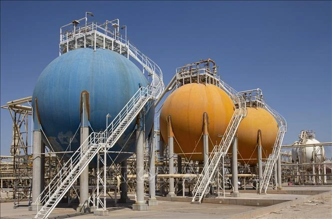 Bể chứa dầu tại 1 nhà máy dầu khí ở Khor al-Zubair, Iraq. (Ảnh: AFP/TTXVN)
