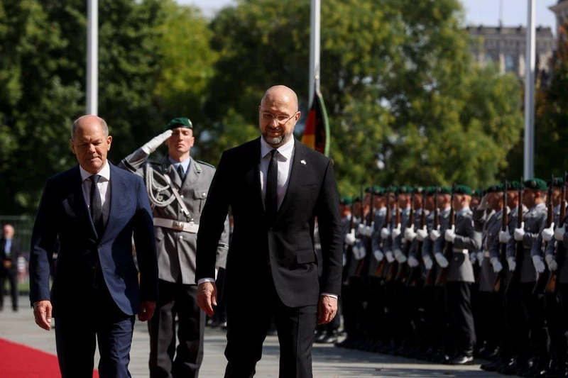 Thủ tướng Ukraine Denys Shmygal (phải) và Thủ tướng Đức Olaf Scholz. (Ảnh: Twitter của ông Denys Shmygal)