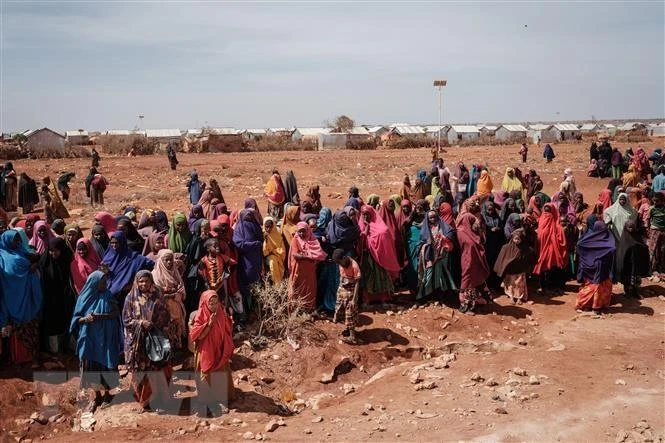 Người dân xếp hàng chờ nhận lương thực cứu trợ tại trại tị nạn ở Baidoa, Somalia. (Ảnh: AFP/TTXVN)