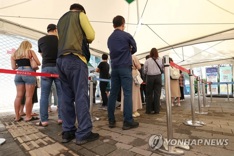 Người dân xếp hàng chờ xét nghiệm tại Trung tâm Y tế công cộng Yongsan-gu, Seoul, Hàn Quốc, ngày 6/9/2022. (Ảnh: Yonhap)