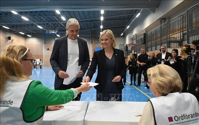 Thủ tướng Thụy Điển Magdalena Andersson (giữa, phải) tại điểm bầu cử Quốc hội gần Stockholm ngày 11/9/2022. (Ảnh: AFP/TTXVN) 