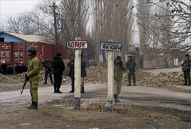 Binh sĩ Tajikistan tuần tra tại Vorukh, khu vực biên giới phía bắc giáp Kyrgyzstan. (Ảnh tư liệu: RFE/TTXVN)