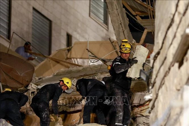 Lực lượng cứu hộ Jordan tìm kiếm các nạn nhân vụ sập tòa nhà 4 tầng ở thủ đô Amman, ngày 13/9/2022. (Ảnh: AFP/TTXVN)