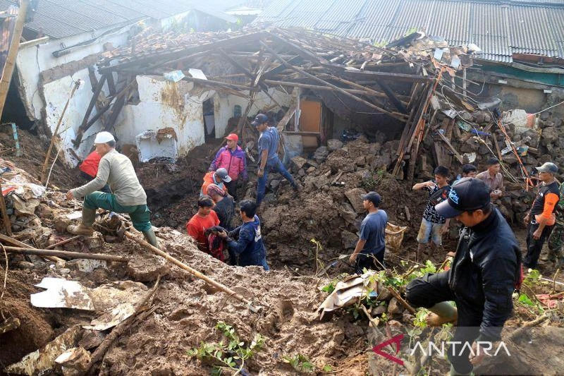 Tìm kiếm các nạn nhân trong 1 vụ lở đất ở Indonesia. (Ảnh minh họa: ANTARA)