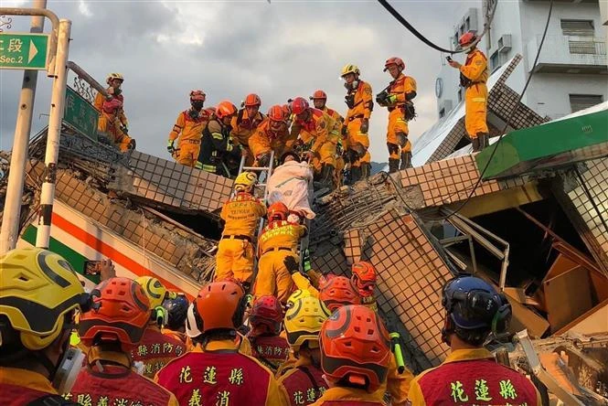 Nhân viên cứu hộ chuyển nạn nhân trong vụ sập nhà sau trận động đất ở huyện Hoa Liên, phía đông Đài Loan (Trung Quốc), ngày 18/9/2022. (Ảnh: AFP/TTXVN)