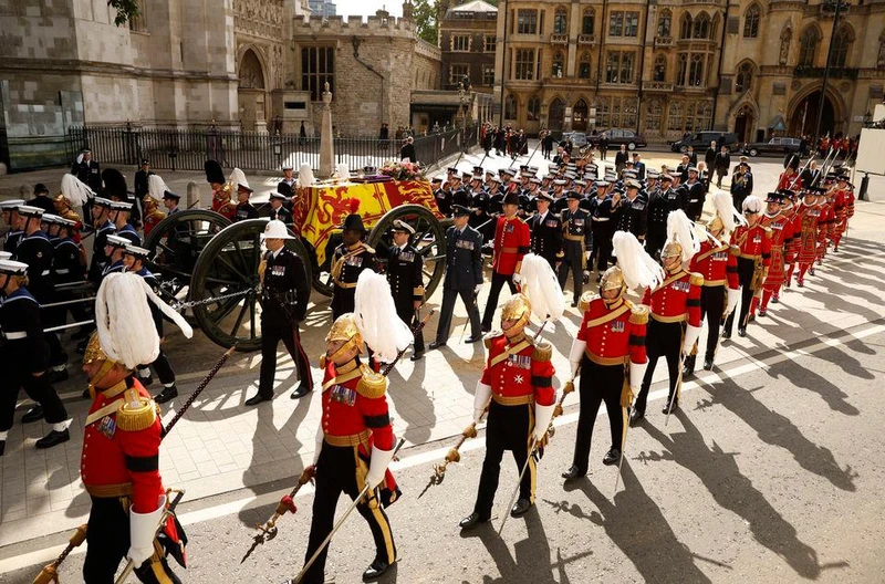 Linh cữu của Nữ hoàng Elizabeth II được đưa từ Tu viện Westminster tới nơi an táng trong lễ tang cấp nhà nước tổ chức tại London, Anh, ngày 19/9/2022. (Ảnh: Reuters)