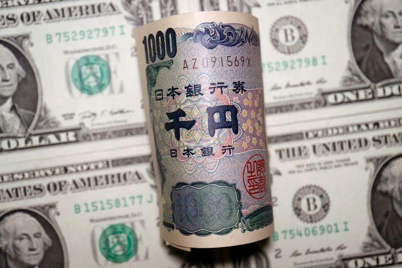 Lần đầu tiên kể từ năm 1998, Chính phủ Nhật Bản thực hiện can thiệp thị trường ngoại hối bằng cách mua vào đồng yen và bán ra đồng USD, trong nỗ lực củng cố đồng nội tệ trước đà mất giá mạnh so với đồng USD. (Ảnh: Reuters)