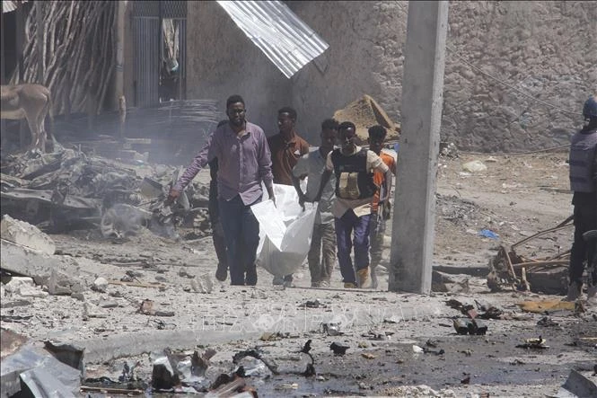 Lực lượng cứu hộ chuyển nạn nhân tại hiện trường vụ đánh bom xe ở Mogadishu, Somalia, ngày 12/1/2022. (Ảnh tư liệu: THX/TTXVN)