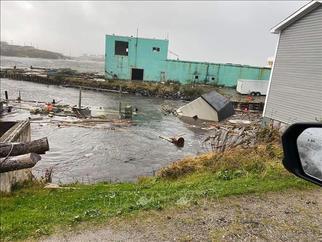 Bão Fiona đổ bộ cuốn trôi nhà cửa tại Newfoundland, Canada, ngày 24/9/2022. (Ảnh: AFP/TTXVN)