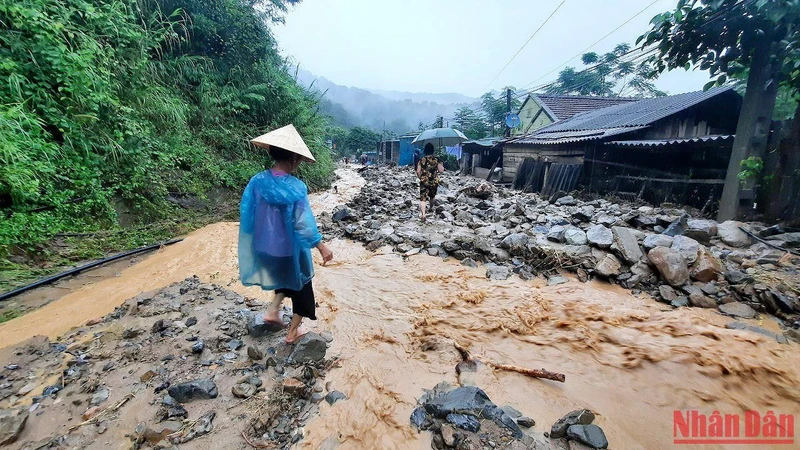 Bản Hòa Sơn, xã Tà Cạ bị lũ quét tràn qua.