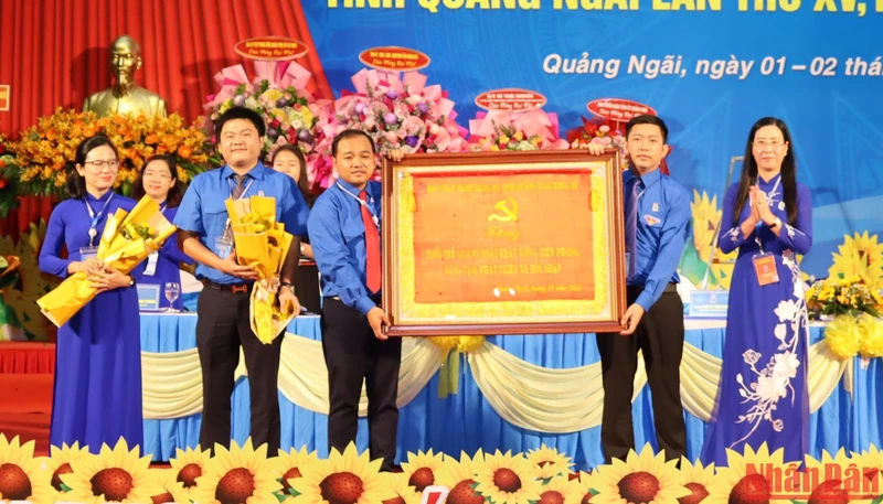 Bí thư Tỉnh ủy Quảng Ngãi Bùi Thị Quỳnh Vân trao tặng bức trướng cho Ban Thường vụ Tỉnh đoàn Quảng Ngãi.