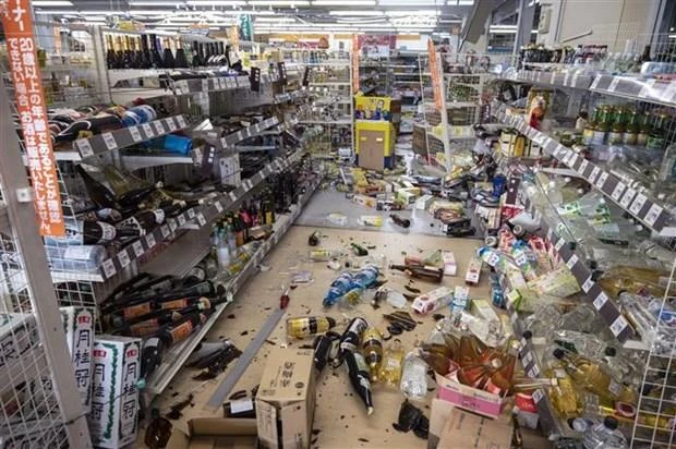 Đổ vỡ hàng hoá tại 1 siêu thị ở Shiroishi, tỉnh Miyagi, đông bắc Nhật Bản sau động đất có độ lớn 7,4 ngày 17/3/2022. (Ảnh minh họa: AFP/TTXVN)