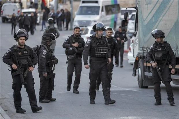 Cảnh sát Israel điều tra hiện trường 1 vụ tấn công tại Jerusalem, ngày 20/3/2022. (Ảnh: AFP/TTXVN)